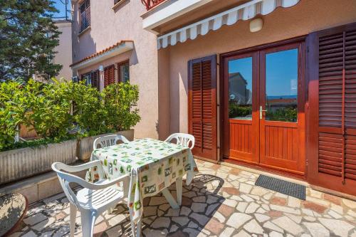 Beschauliches Studio-Apartment nur 250 Meter zum Strand mit Meerblick, Parkplatz, Grill