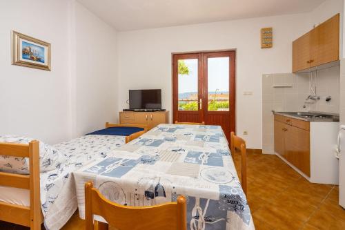 Beschauliches Studio-Apartment nur 250 Meter zum Strand mit Meerblick, Parkplatz, Grill