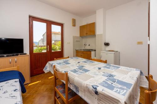 Beschauliches Studio-Apartment nur 250 Meter zum Strand mit Meerblick, Parkplatz, Grill