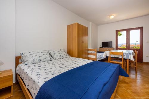 Beschauliches Studio-Apartment nur 250 Meter zum Strand mit Meerblick, Parkplatz, Grill