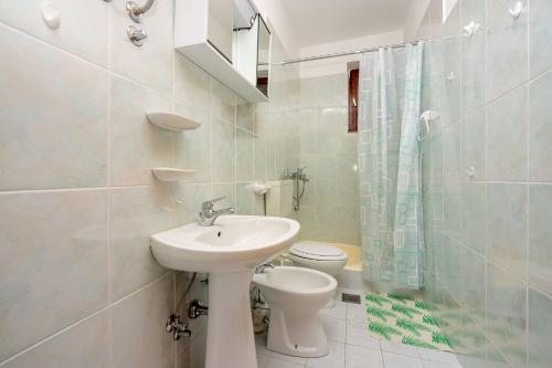 Beschauliches Studio-Apartment nur 250 Meter zum Strand mit Meerblick, Parkplatz, Grill