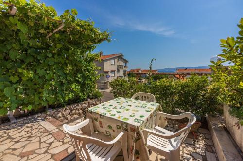 Beschauliches Studio-Apartment nur 250 Meter zum Strand mit Meerblick, Parkplatz, Grill