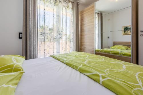 Postel nebo postele na pokoji v ubytování Beeindruckendes Apartment nur 100 Meter zum Strand mit Sauna, Whirlpool, Meerblick