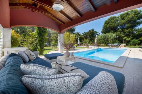 Besonderes Apartment mit Swimmingpool, Grillbereich, Babybett - hundefreundlich