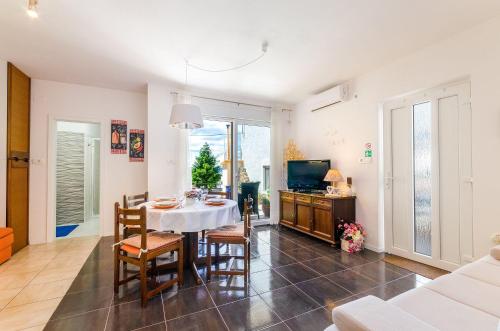 Mediterranes Apartment nur 300 Meter zum Strand mit Privatparkplatz, Grill, Klima