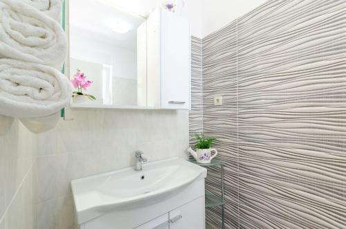 Mediterranes Apartment nur 300 Meter zum Strand mit Privatparkplatz, Grill, Klima