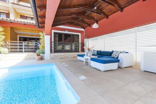 Lauschiges und hundefreundliches Apartment mit Pool, Liegen, Grillbereich
