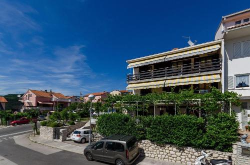 Charmantes Apartment mit Meerblick, Privatparkplatz, Grillplatz, WiFi, Klima