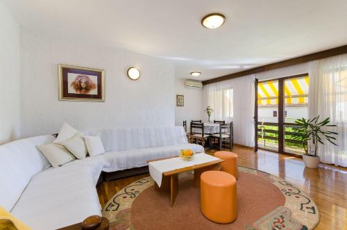 Charmantes Apartment mit Meerblick, Privatparkplatz, Grillplatz, WiFi, Klima
