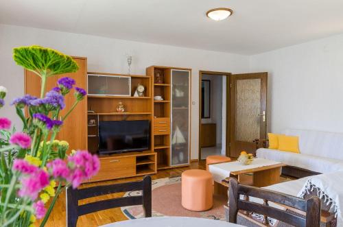 Charmantes Apartment mit Meerblick, Privatparkplatz, Grillplatz, WiFi, Klima