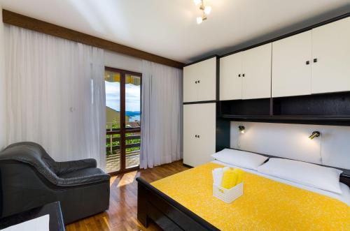 Charmantes Apartment mit Meerblick, Privatparkplatz, Grillplatz, WiFi, Klima