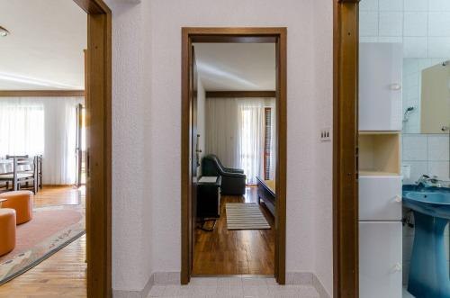 Charmantes Apartment mit Meerblick, Privatparkplatz, Grillplatz, WiFi, Klima