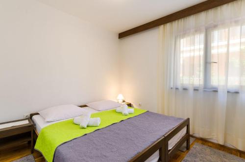 Charmantes Apartment mit Meerblick, Privatparkplatz, Grillplatz, WiFi, Klima