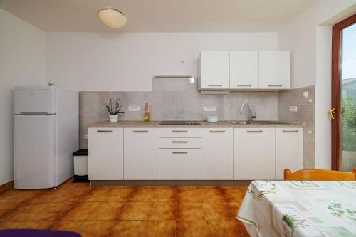 Cozy Apartment nur 250 Meter zum Strand mit Meerblick, Grillplatz, Privatparkplatz