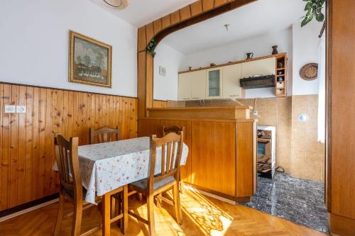 Rustikales Apartment nur 200 Meter zum Strand mit Meerblick, Privatparkplatz