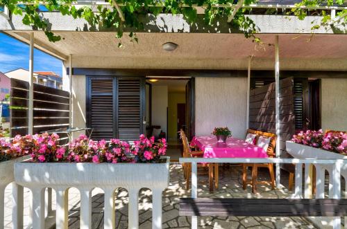 Beschauliches Apartment mit mediterraner Terrasse, Grillplatz, Parkplatz, Klima, WiFi