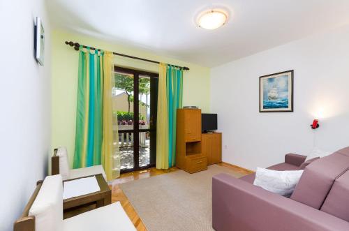 Beschauliches Apartment mit mediterraner Terrasse, Grillplatz, Parkplatz, Klima, WiFi