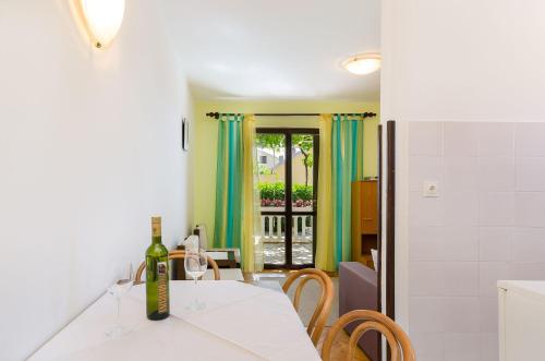 Beschauliches Apartment mit mediterraner Terrasse, Grillplatz, Parkplatz, Klima, WiFi