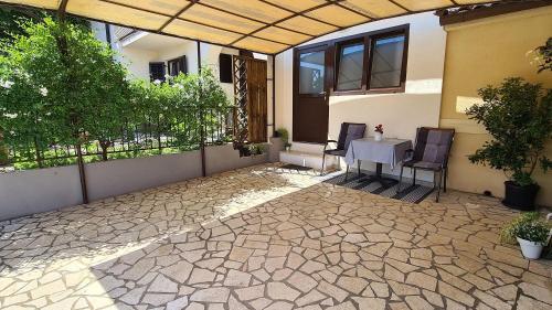 Idyllisches Studio-Apartment nur 600 Meter zum Strand mit Parkplatz, WiFi, Klima