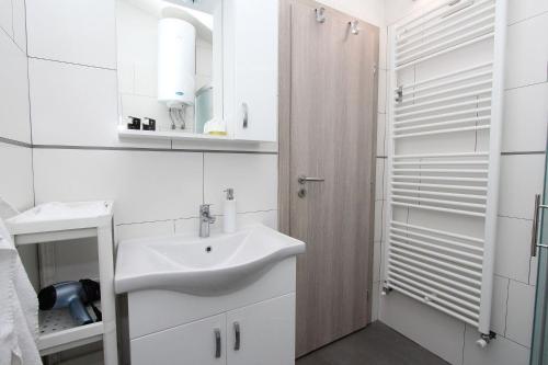 Idyllisches Studio-Apartment nur 600 Meter zum Strand mit Parkplatz, WiFi, Klima