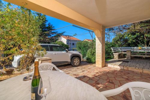 Hundefreundliches Apartment nur 450 Meter zum Strand mit Meerblick, Grill, Parkplatz