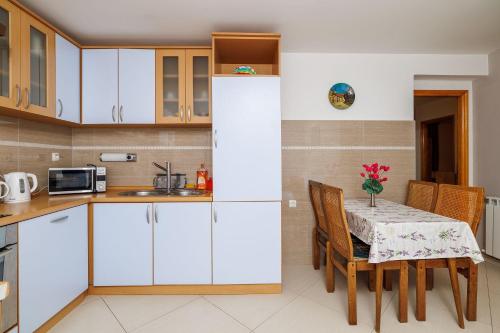 Hundefreundliches Apartment nur 450 Meter zum Strand mit Meerblick, Grill, Parkplatz