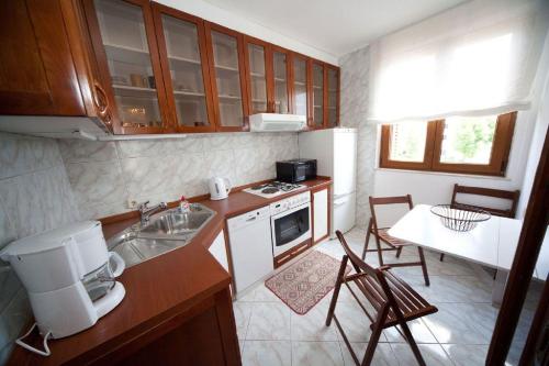 Rustikales Apartment nur 80 Meter zum Strand mit Meerblick, Waschmaschine, Klima