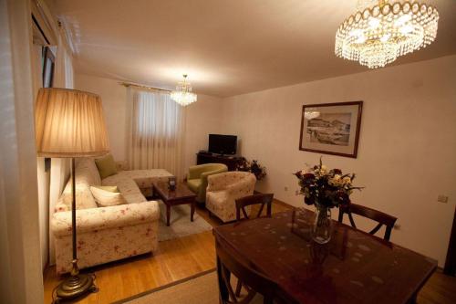 Rustikales Apartment nur 80 Meter zum Strand mit Meerblick, Waschmaschine, Klima