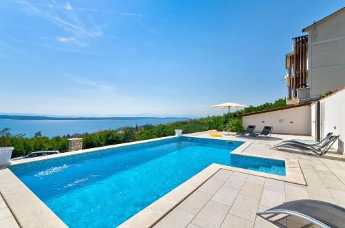Traumhaftes Apartment nur 600 Meter zum Sandstrand mit Gym, Meerblick, Pool