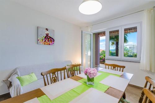 Mediterranes Apartment mit Meerblick, Parkplatz, Babybett, Garten