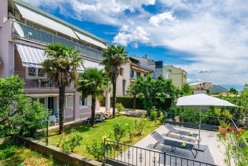 Mediterranes Apartment mit Meerblick, Parkplatz, Babybett, Garten