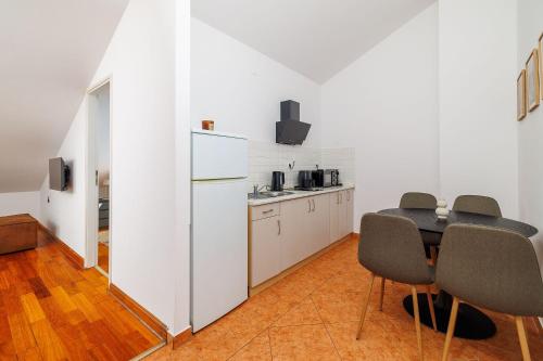 Dachgeschoss Apartment mit Meerblick, Privatparkplatz und Waschmaschine