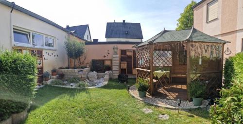 einen Hinterhof eines Hauses mit einem Pavillon in der Unterkunft Vollumen Business-Juniorsuite in Redwitz an der Rodach