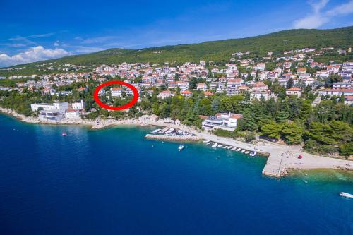 Idyllisches Studio-Apartment nur 50 Meter zum Strand mit Parkplatz, Meerblick
