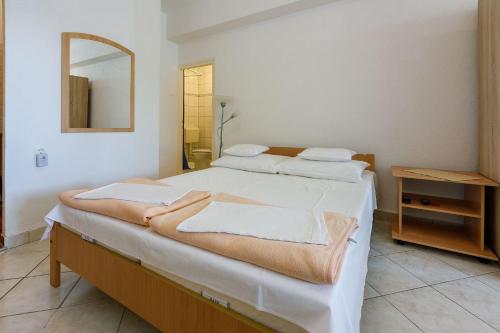 Idyllisches Studio-Apartment nur 50 Meter zum Strand mit Parkplatz, Meerblick