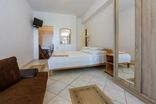 Idyllisches Studio-Apartment nur 50 Meter zum Strand mit Parkplatz, Meerblick