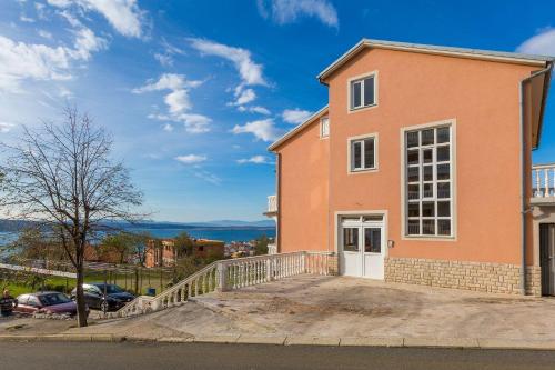 Charmantes Apartment mit Meerblick, Privatparkplatz, Garten und Grill