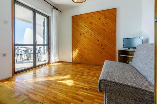 Charmantes Apartment mit Meerblick, Privatparkplatz, Garten und Grill