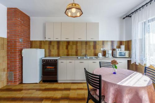 Charmantes Apartment mit Meerblick, Privatparkplatz, Garten und Grill