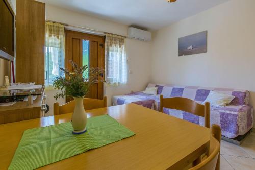Mediterranes Apartment nur 70 Meter zum Strand mit Meerblick, Parkplatz, Grill