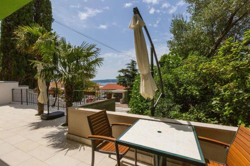 Mediterranes Apartment nur 70 Meter zum Strand mit Meerblick, Parkplatz, Grill