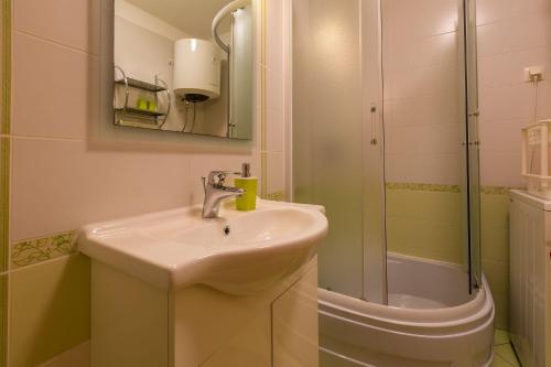 Mediterranes Apartment nur 70 Meter zum Strand mit Meerblick, Parkplatz, Grill