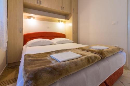 Mediterranes Apartment nur 70 Meter zum Strand mit Meerblick, Parkplatz, Grill