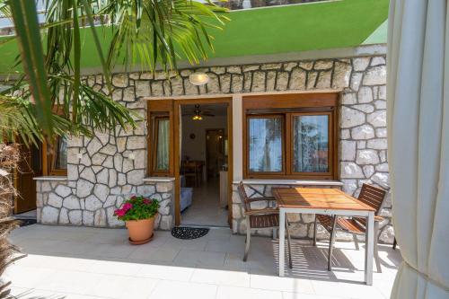 Vintage-Style Apartment nur 70 Meter zum Strand mit Meerblick und Parkplatz