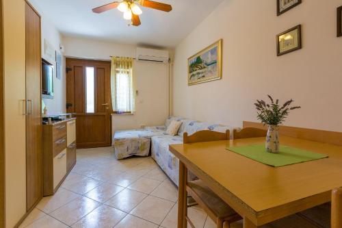Vintage-Style Apartment nur 70 Meter zum Strand mit Meerblick und Parkplatz