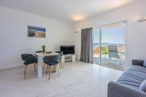 Lichtdurchflutetes Apartment mit Grillbereich, Meerblick, Waschmaschine