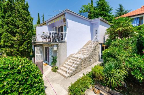 Helles Apartment nur 240 Meter zum Strand mit Meerblick, Grill, Privatparkplatz