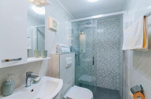 Helles Apartment nur 240 Meter zum Strand mit Meerblick, Grill, Privatparkplatz