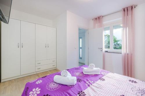 Modernes Apartment nur 430 Meter zum Sandstrand im beliebten Viertel Crni Mul