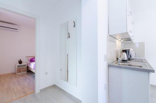 Modernes Apartment nur 430 Meter zum Sandstrand im beliebten Viertel Crni Mul